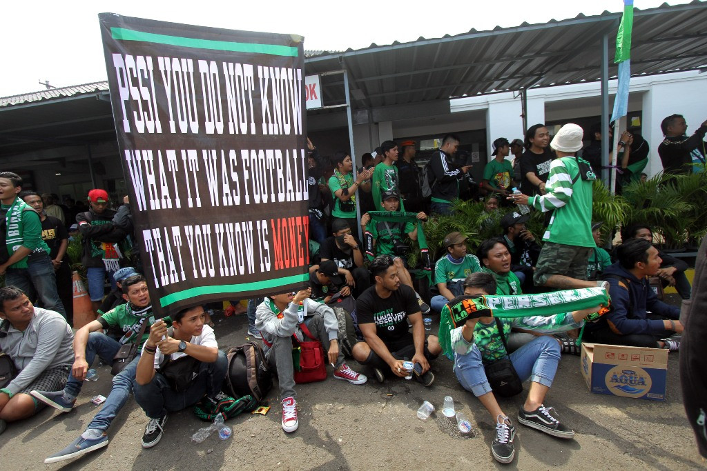 Sejumlah suporter Persebaya menyanyikan yel-yel saat tiba di Stasiun Pasar Senen, Jakarta, Selasa (2/8/2016). FotoMI/Arya Manggala