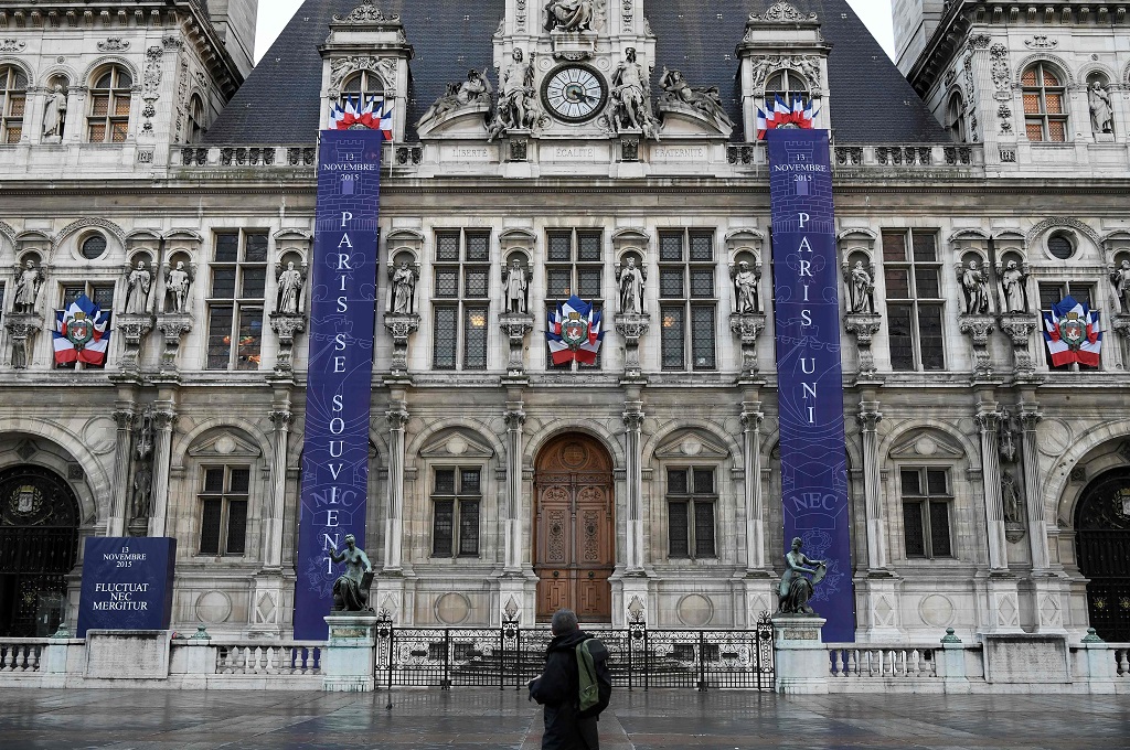 Spanduk bertuliskan Paris Remembers dan Paris United terpasang di Balai Kota Paris, Prancis, 10 November 2016. (Foto: AFP/LIONEL BONAVENTURE)