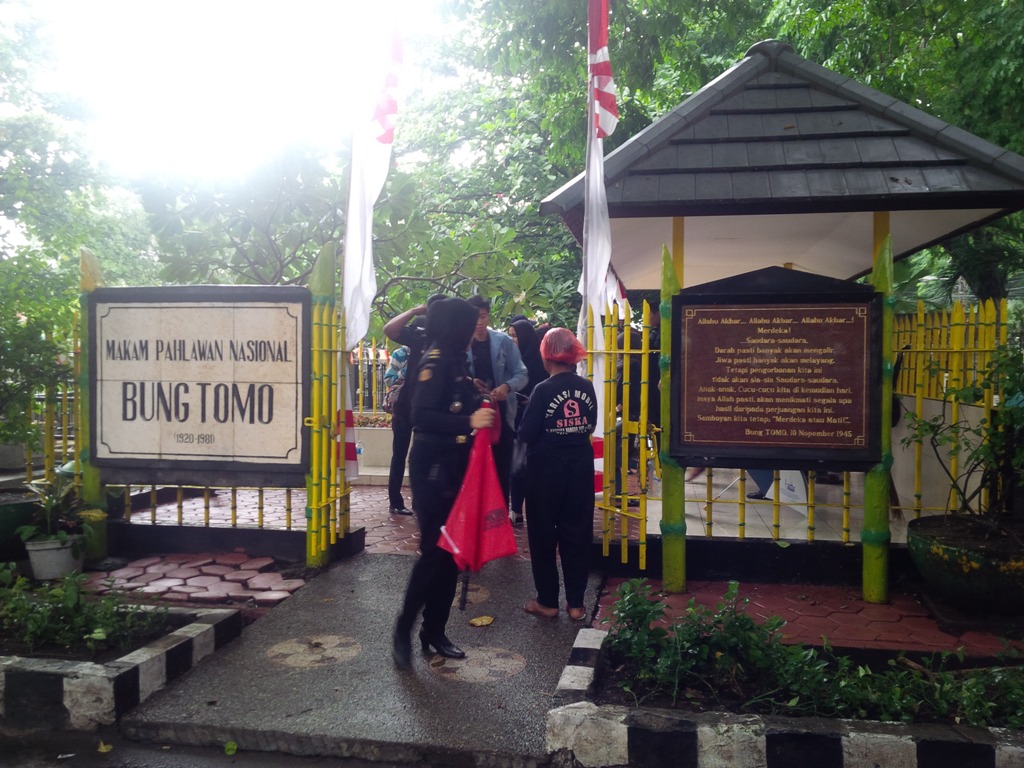 Puluhan mahasiswa ziarah ke makam Bung Tomo, di tempat pemakaman umum (TPU), Jalan Ngagel, Surabaya. Foto: Metrotvnews.com/Amal