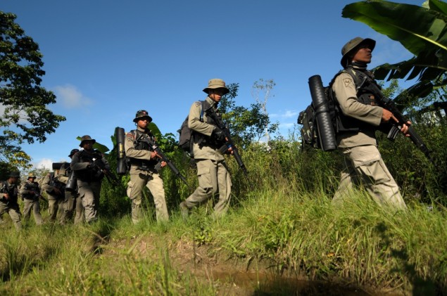 Dua Regu Pasukan Brimob bersenjata lengkap mengejar terduga teroris di sekitar gunung Patingkea, Desa Tamadue, Kecamatan Lore Timur, Kabupaten Poso, Sulawesi Tengah, Seniin (29/12/2014). Foto: Antara/Zainuddin MN