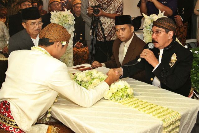 JK (paling kiri) menjadi saksi pernikahan anak Antasari,  Jumat (9/3/2012).MI/Angga Yuniar