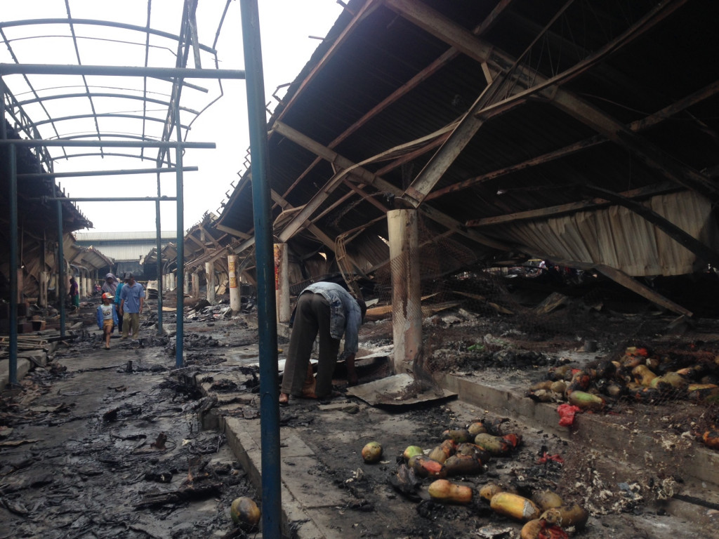 Pedagang mengais sisa-sisa dagangan usai api melahap puluhan kios di Pasar Porong Baru, Sidoarjo, Jatim. (Metrotvnews.com/Syaikul Hadi)