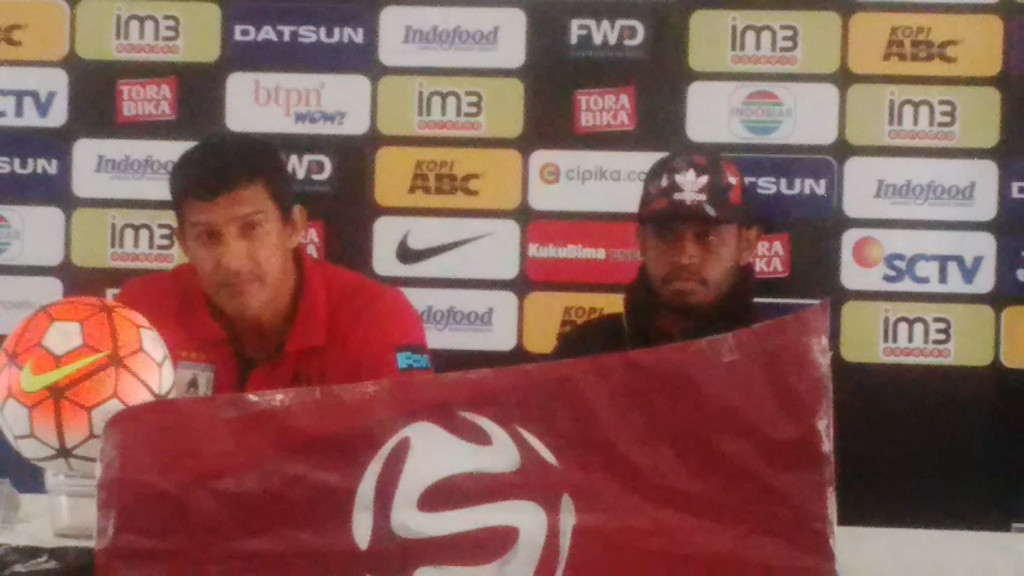 Persipura, Angel Alfredo Vera (kiri) saat menghadiri konferensi pers jelang laga tandang kontra Persib Bandung pada lanjutan Torabika Soccer Championship (Foto: MTVN/Roni Kurniawan)