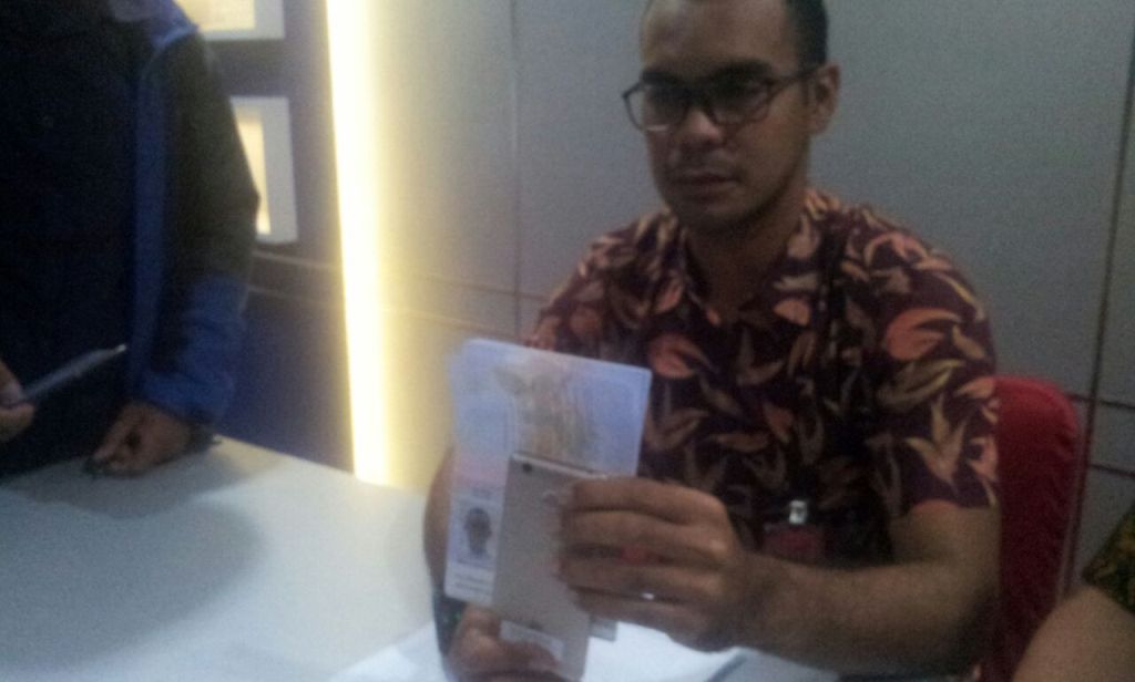Petugas Imigrasi menunjukkan identitas Indonesia yang dimiliki WNA Malaysia. Foto: Metrotvnews.com/Budi