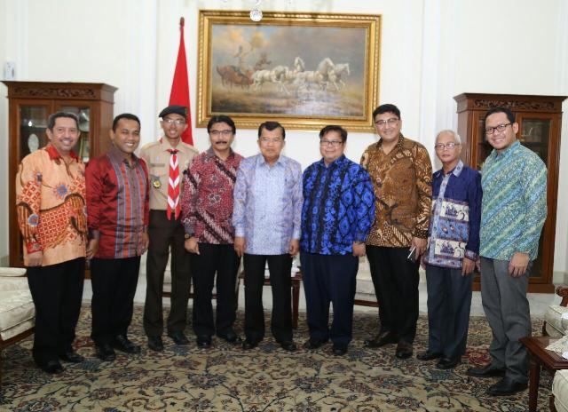 Wakil Presiden Jusuf Kalla bersama  Ketua Kwarnas Gerakan Pramuka, Adhyaksa Dault  dan pimpinan Kwarnas