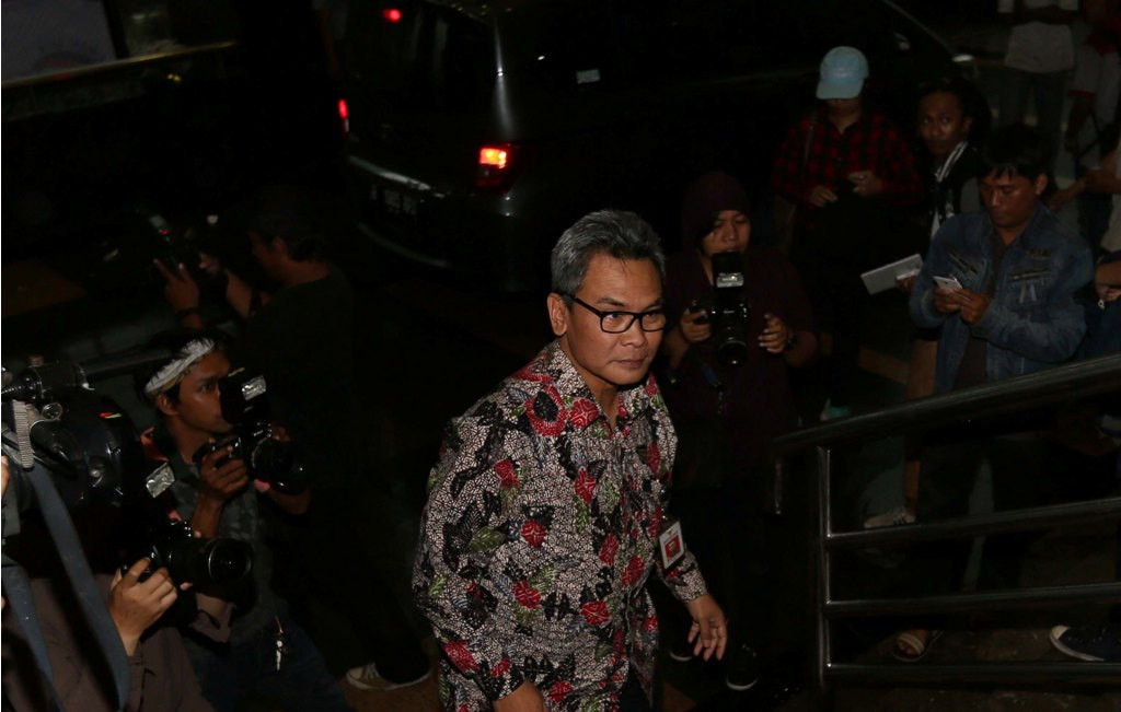  Staf Khusus Presiden Bidang Komunikasi Johan Budi diwawancarai wartawan saat mendatangi Komisi Pemberantasan Korupsi (KPK), Jakarta, Jumat (11/11). Foto: MI/RAMDANI.