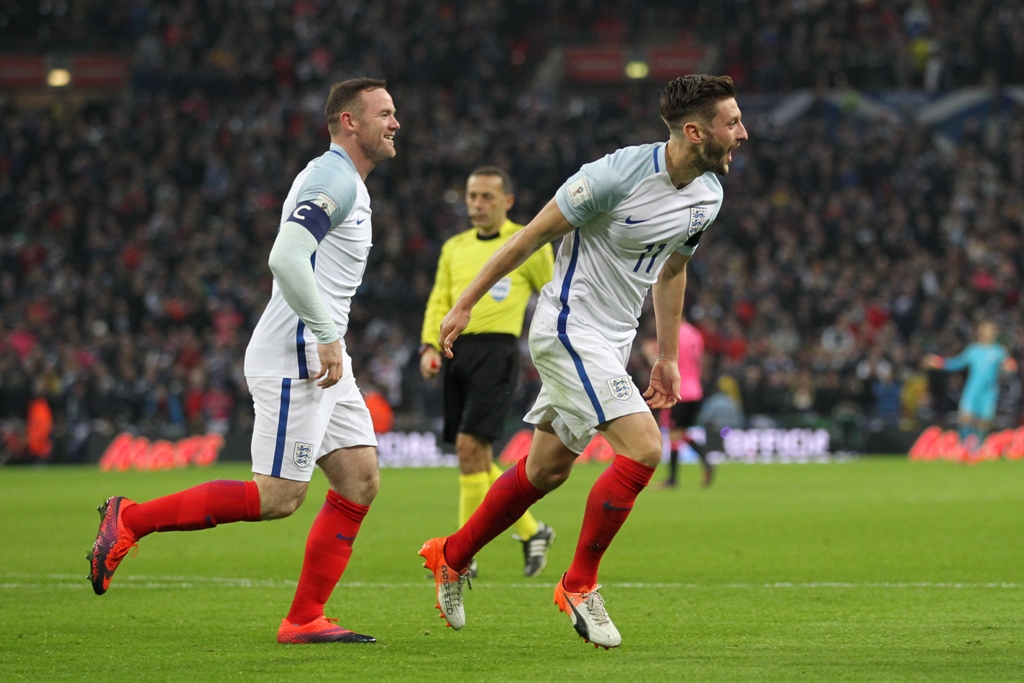 Adam Lallana (kanan) merayakan gol yang ia ccetak ke gawang Skotlandia bersama Wayne Rooney (Foto: IAN KINGTON / AFP)