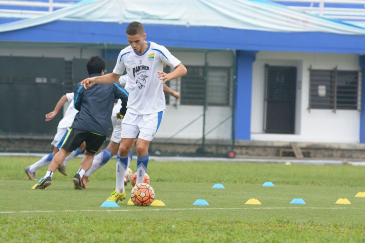 Bek Asing Persib Nantikan Bermain di Jalak Harupat
