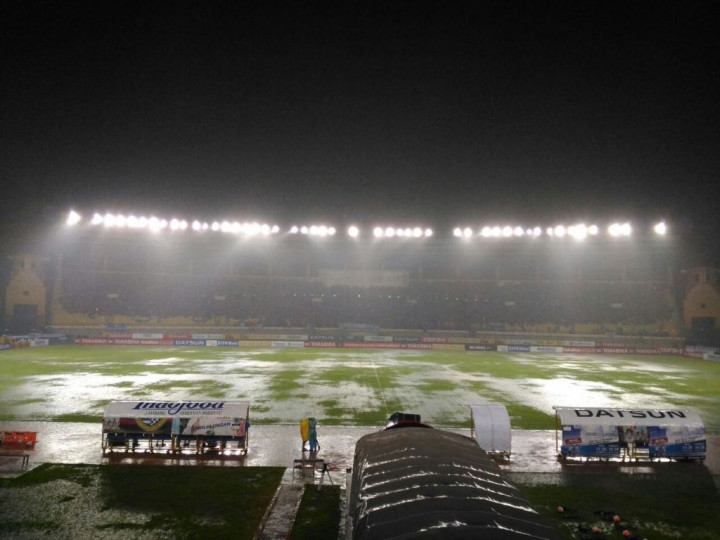 Lapangan Tergenang, Laga Persib vs Persipura Belum Bisa Dimulai