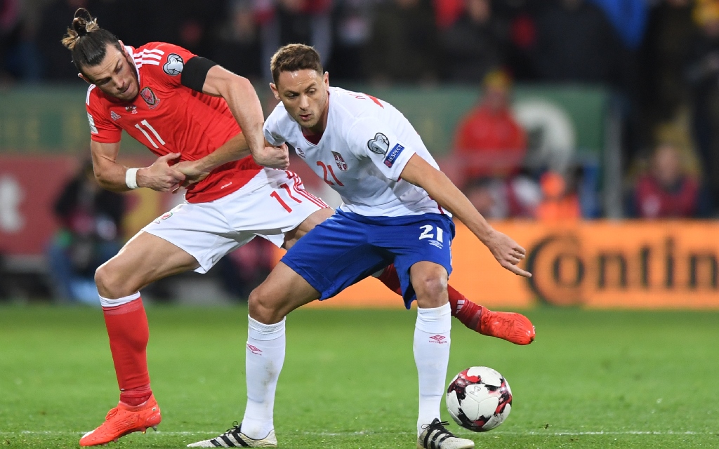 Momen saat Gareth Bale (Kiri) berduel dengan Nemanja Matic (Kanan) (Foto: AFP/Anthony Devlin)