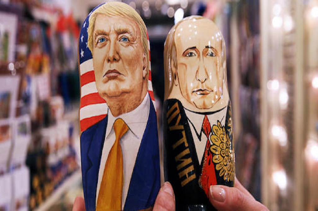 Boneka menyerupai wajah Donald Trump dan Vladimir Putin dijual di toko cinderamata. (Foto: Tass)