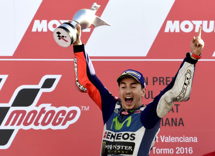 Lorenzo Tak Tersentuh, Rossi Gagal Naik Podium