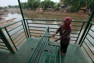 Membuang Gerah di Dinginnya Air Ciliwung