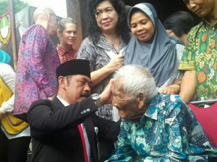 Manusia Tertua dari Sragen Terima Alat Bantu Dengar