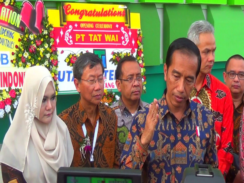 Presiden Jokowi didampingi Bupati Kendal Mirna Annisa (kiri), Dirut PT Jababeka SD Darmono (dua kiri), Mensesneg Pratikno, dan Gub Jateng Ganjar Pranowo. (Metrotvnews.com/Iswahyudi)