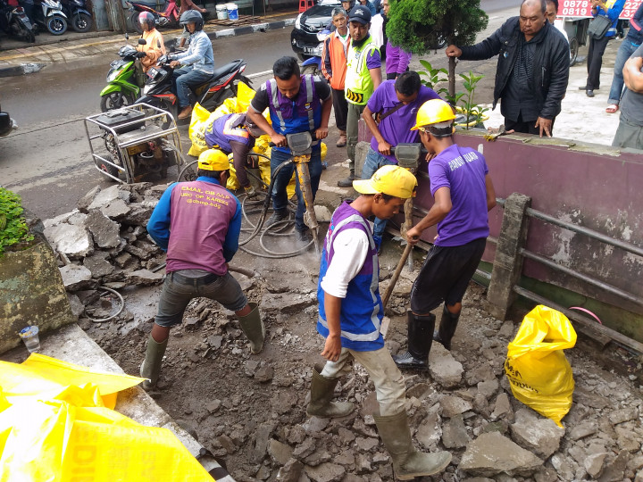 Dianggap Biang Banjir, Pemkot Bandung Bongkar Jembatan