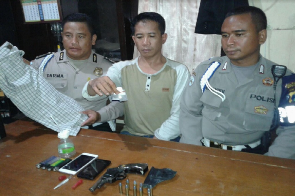 Petugas menunjukkan dua paket sabu yang ditemukan di ruang kerja Wakapolsek Balongbendo, Sidoarjo, MTVN - Hadi