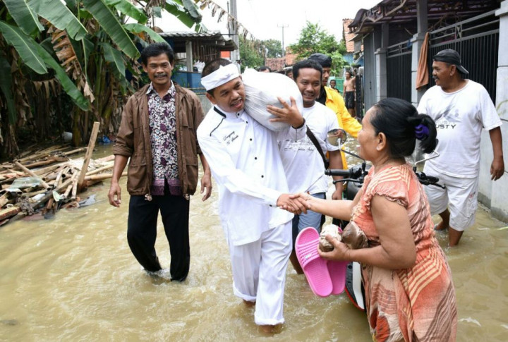 Bupati Purwakarta Panggul Bantuan untuk Korban Banjir Karawang