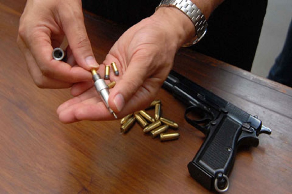 Ilustrasi senjata dan peluru, Ant