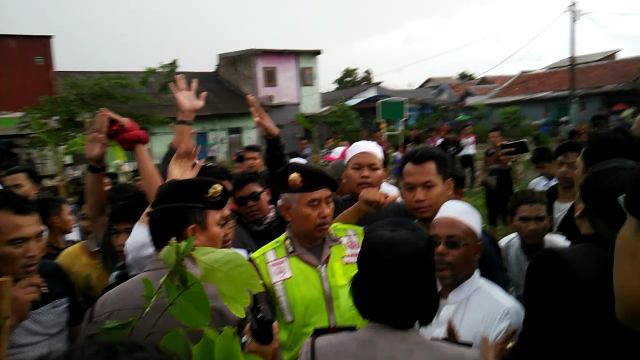 Sambil Berlari, Warga Tolak Ahok di Tengah Hujan