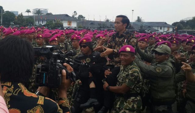 Presiden Joko Widodo bersama Korps Marinir. Foto: MTVN/Yogi Bayu Aji.