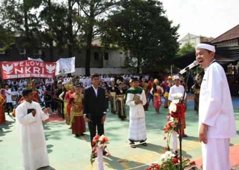 Bupati Purwakarta Dedi Mulyadi Ajak Siswa Takbir Sambil Tersenyum