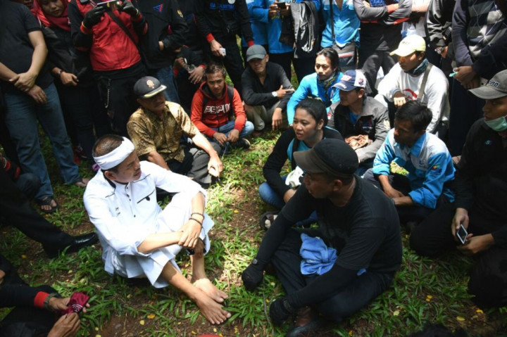 Datangi Lokasi Demo, Bupati Purwakarta Berdialog dengan Ribuan Buruh