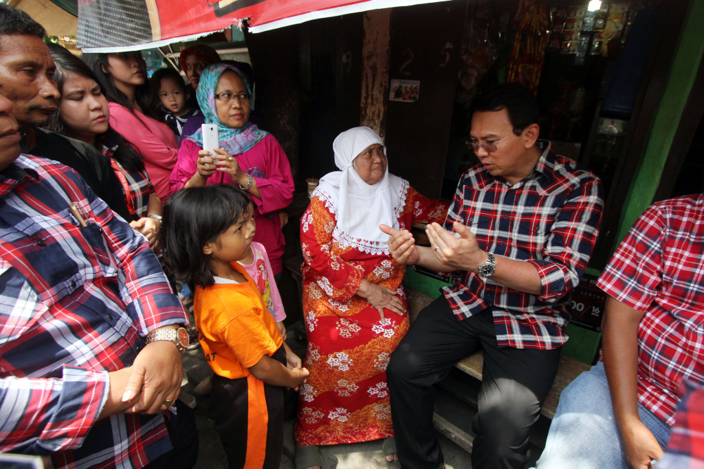  Calon Gubernur DKI Jakarta nomor urut dua, Basuki Tjahaja Purnama atau Ahok berbincang dengan warga saat 
