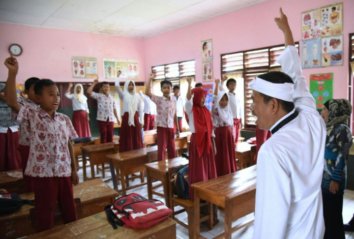 Dukung Peningkatan Gizi, Bupati Purwakarta Bagikan Daging Sapi Gratis untuk Siswa SD