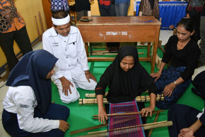 Ingin Populerkan Kain Tenun Purwakarta, Bupati Wajibkan Siswa Belajar Menenun