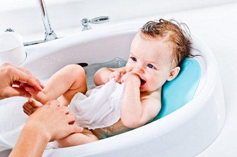 Mengurangi Waktu Mandi Bayi dapat Cegah Timbulnya Eksem?