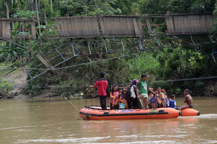 Jembatan Putus, Pelajar Seberangi Sungai dengan Perahu Karet