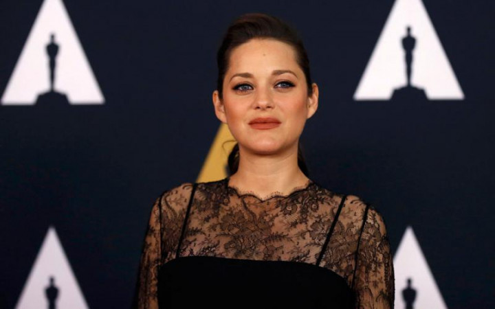 Marion Cotillard Tak Tersinggung Disebut Sebabkan Perceraian Brad Pitt