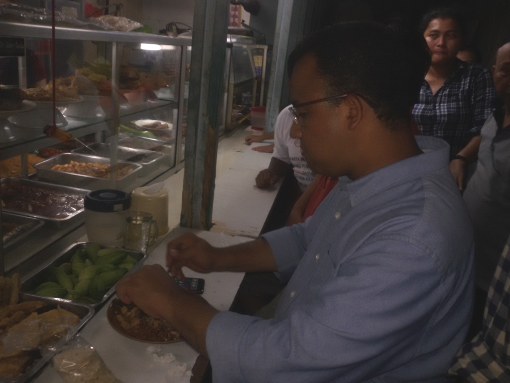 Anies Cicipi Makanan Warteg Saat Blusukan di Pademangan ...