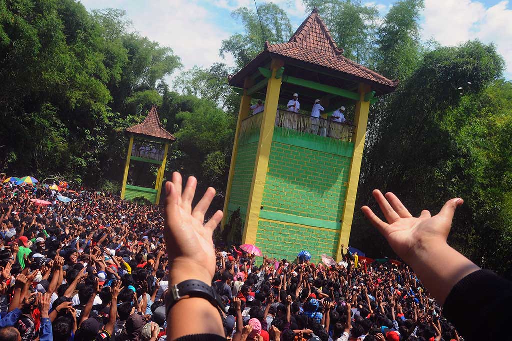 Ribuan Warga Berebut Apem Yaa Qowiyuu