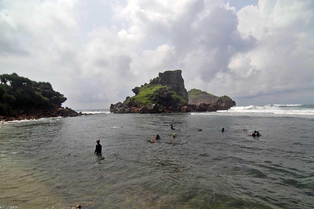 Pesona Wisata Pantai Nglambor Gunung Kidul