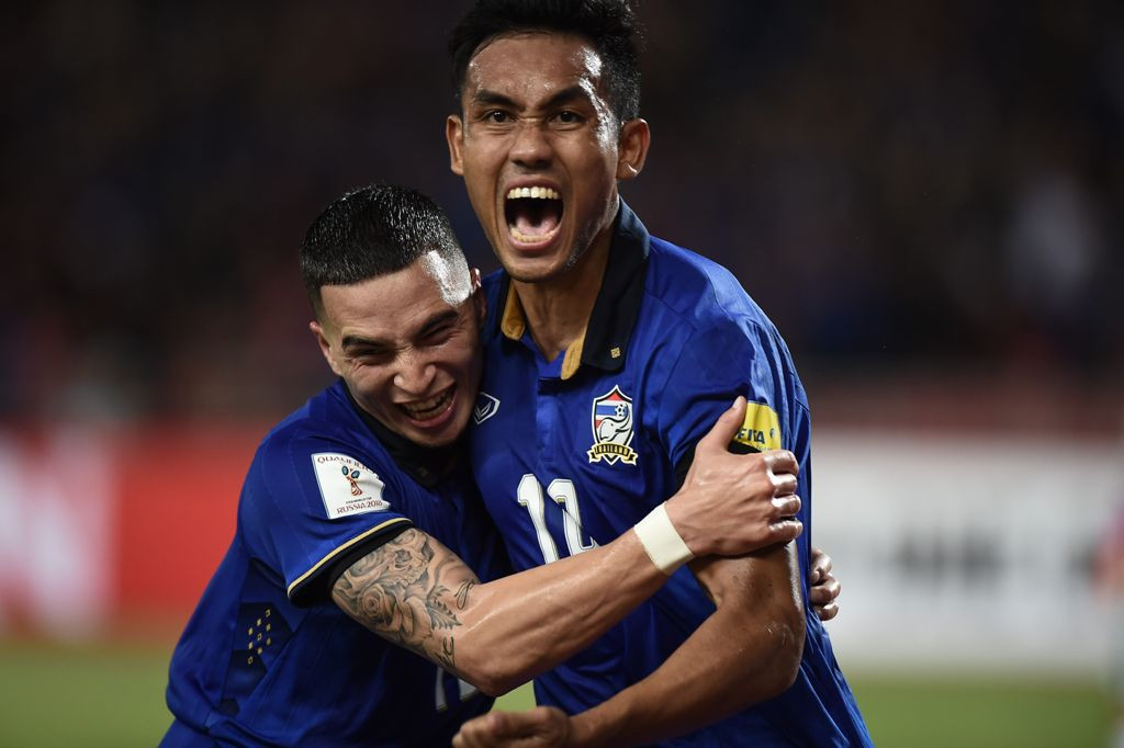 Selebrasi gol striker Thailand, Teerasil Dangda. (AFP PHOTO / LILLIAN SUWANRUMPHA)