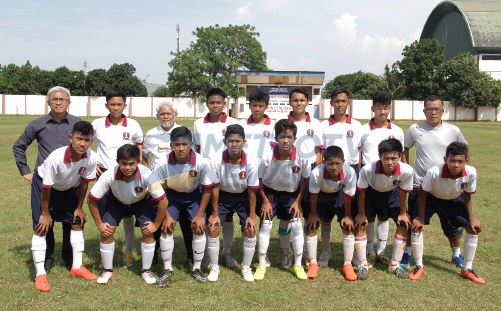 Sekretaris Persija Barat FC, John Fresly Hutahaean (berdiri paling kiri) (MTVN/Rendy Renuki H)