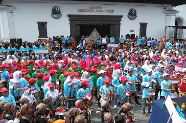 Ribuan Angklung Mengalun di Gedung Sate