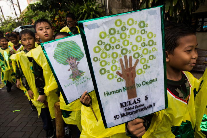 Pelajar SD di Surabaya Gelar Pawai Hari Pohon Sedunia