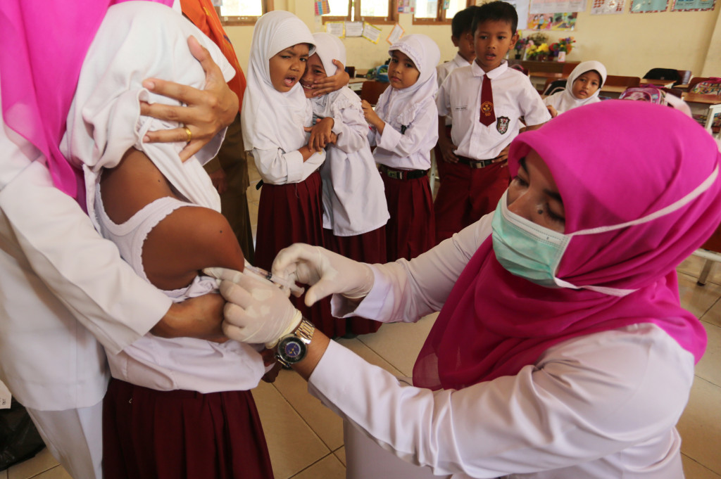 Siswa SD di Aceh Disuntik Imunisasi Campak
