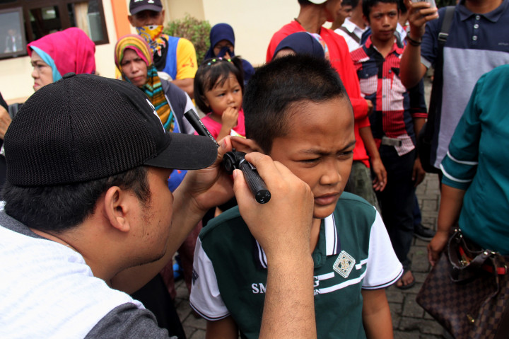 Kemensos Bagi-bagi Alat Bantu Dengar Gratis