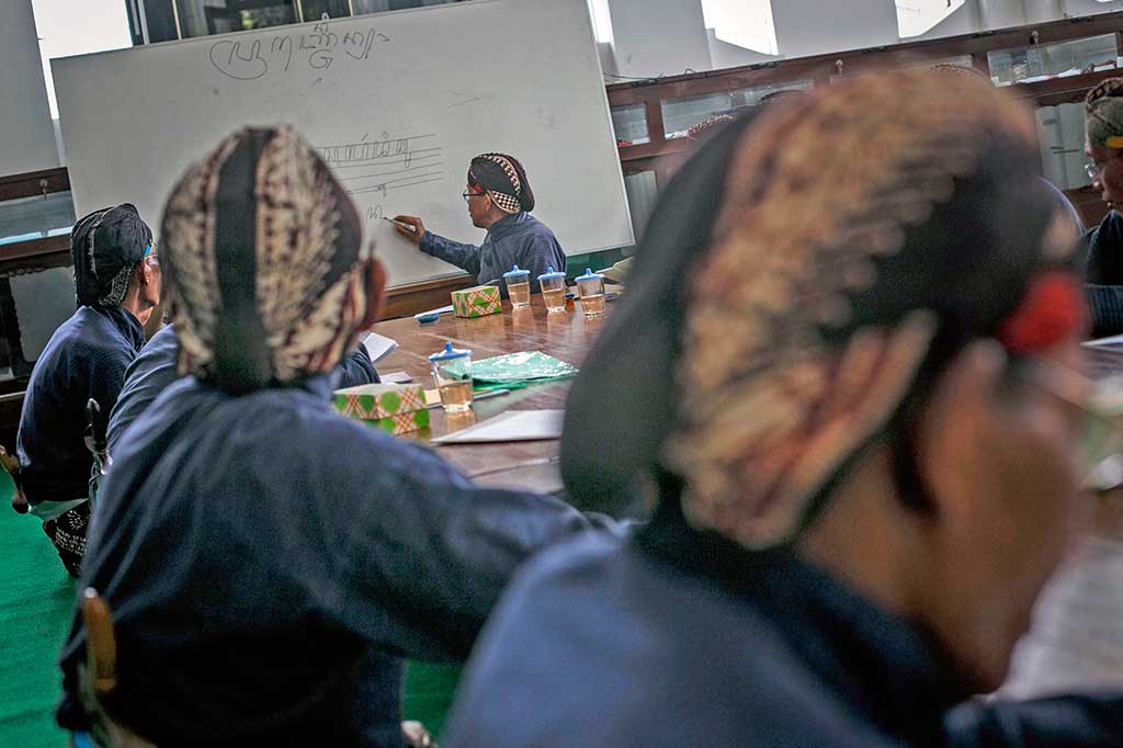 Abdi Dalem Asah Kemampuan Membaca dan Menulis Aksara Jawa