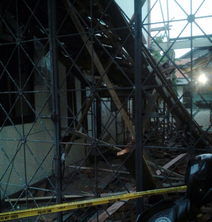 Atap Gedung Kantor Kecamatan di Tegal Ambruk