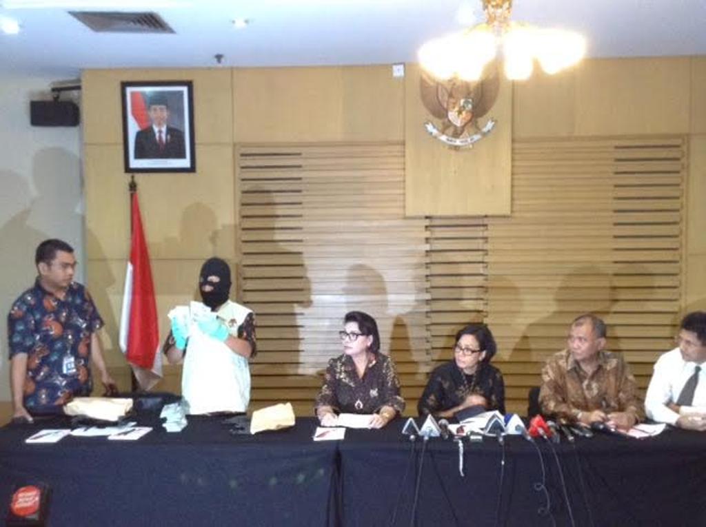 Pimpinan KPK menunjukan barang bukti uang suap hasil operasi tangkap tangan pejabat Ditjen Pajak. (Foto: MTVN/Renatha Swasty)