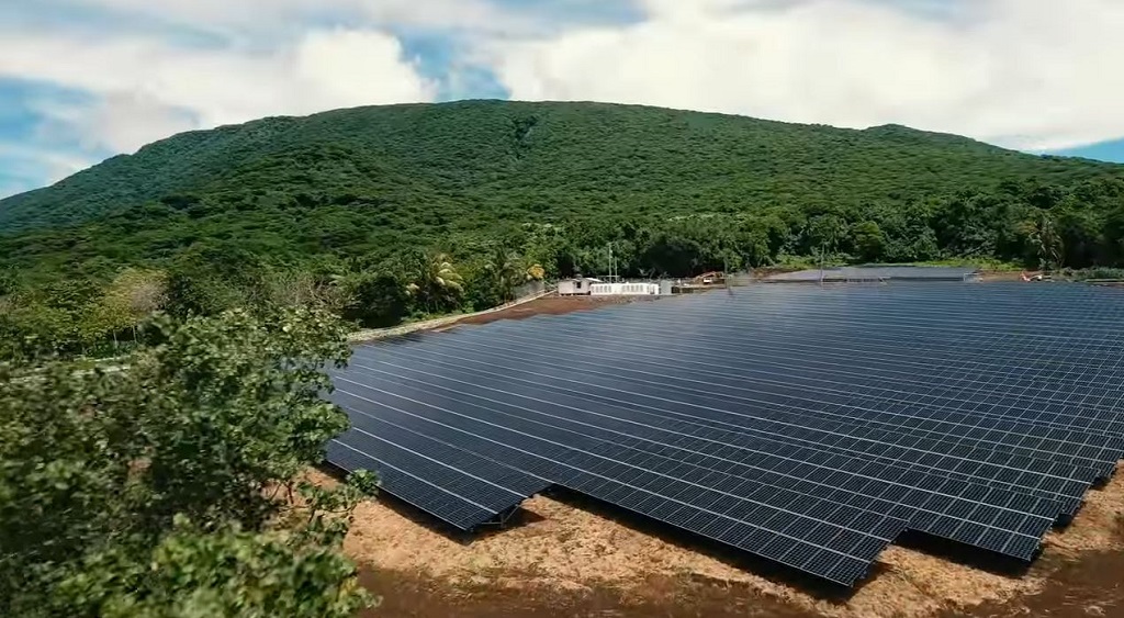 Panel-panel surya yang ada di Pulau Ta'u.