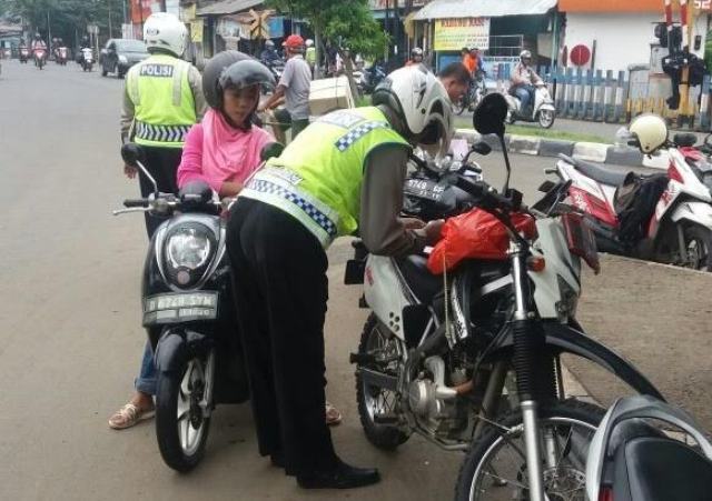 Belasan Pemotor Lawan Arus Ditilang di Kawasan Pasar Minggu