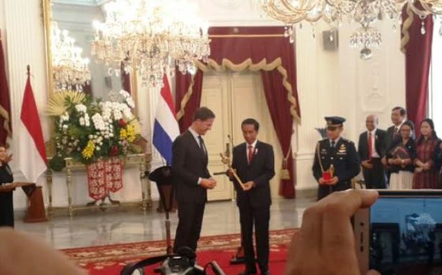 PM Belanda Kembalikan Keris kepada Indonesia