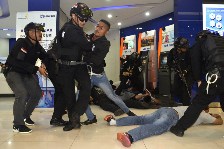 Polisi Gelar Simulasi Penanganan Perampokan di Mall