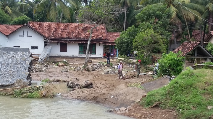 Tanggul Sungai Seling di Kulon Progo Ambrol